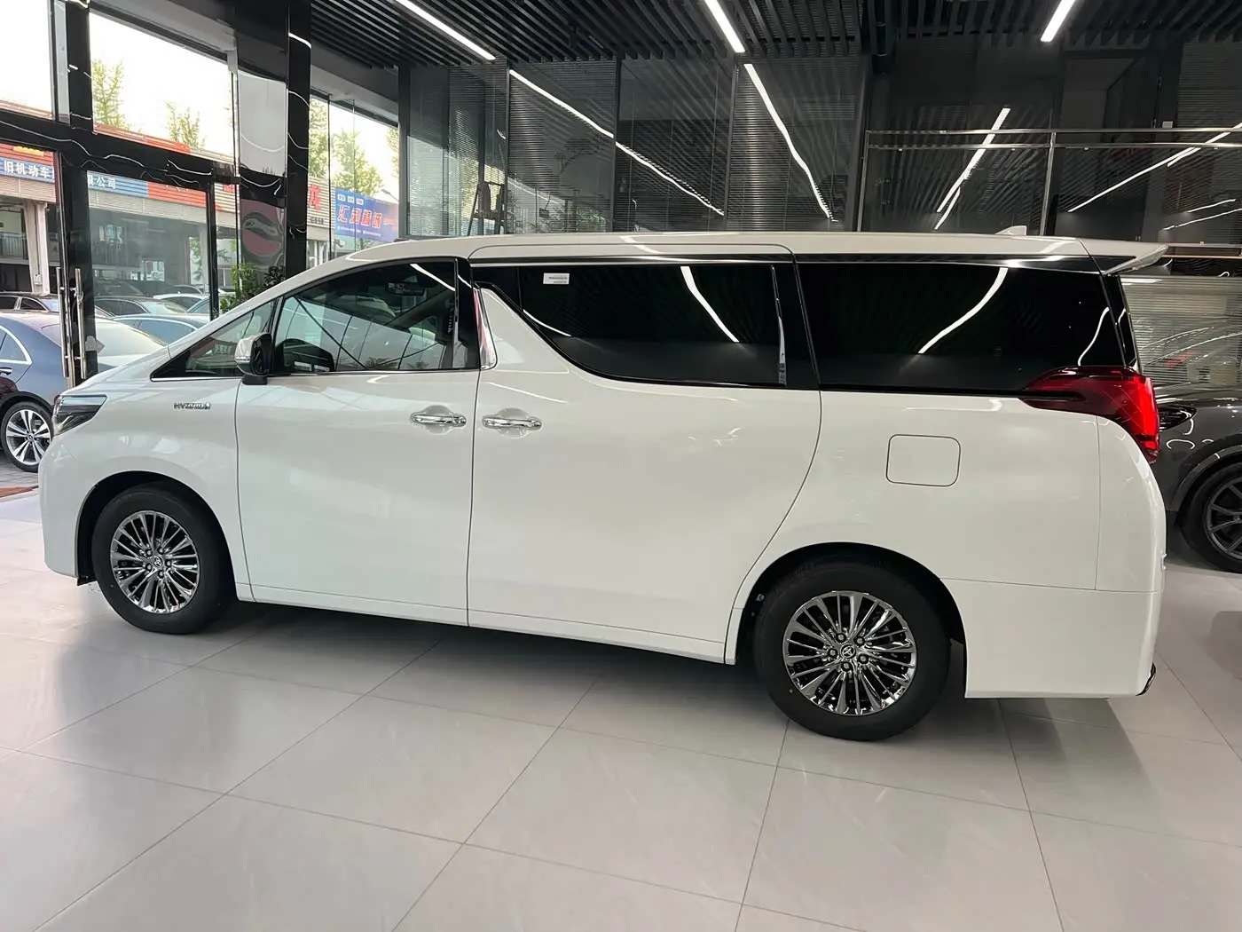 Toyota Alphard 2021 — Photo 18/18
