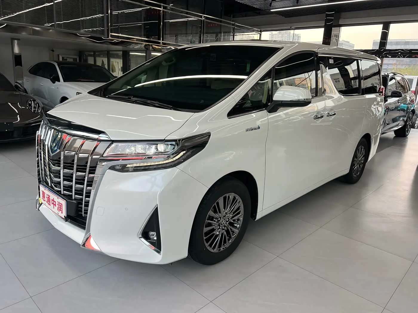 Toyota Alphard 2021 — Photo 1/18