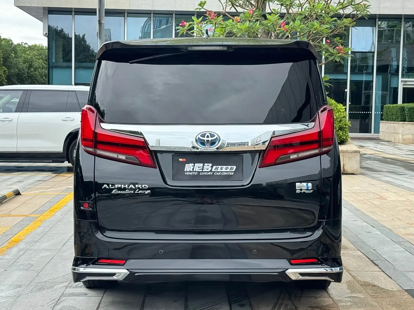 Toyota Alphard 2022 — Photo 17/18
