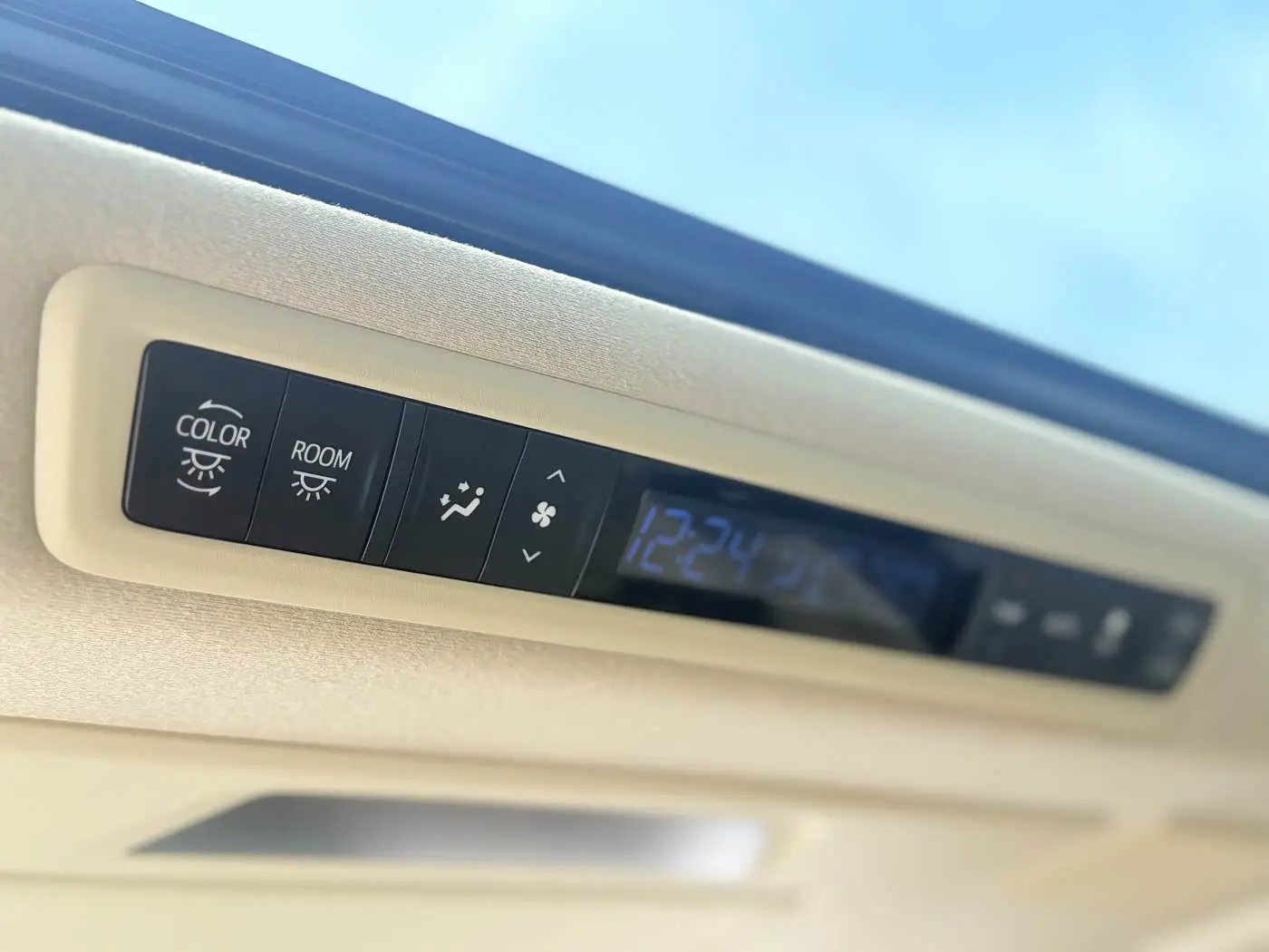 Toyota Alphard 2019 — Photo 17/20