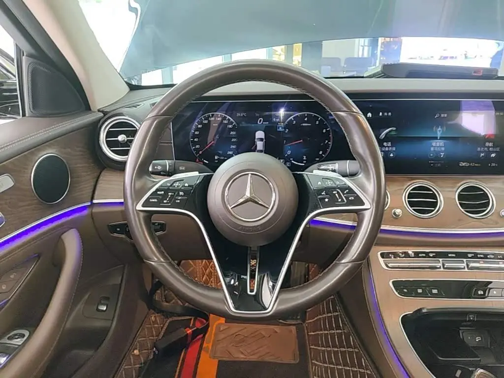 Mercedes-Benz E-Class 2024 — Photo 11/20
