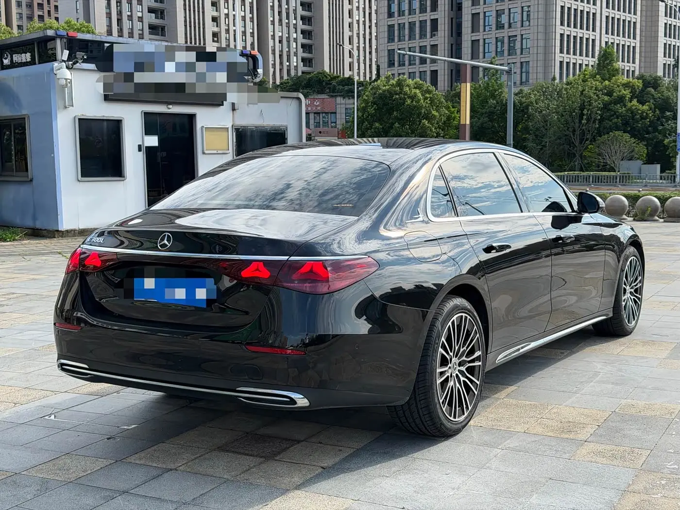 Mercedes-Benz E-Class 2025 — Photo 4/17