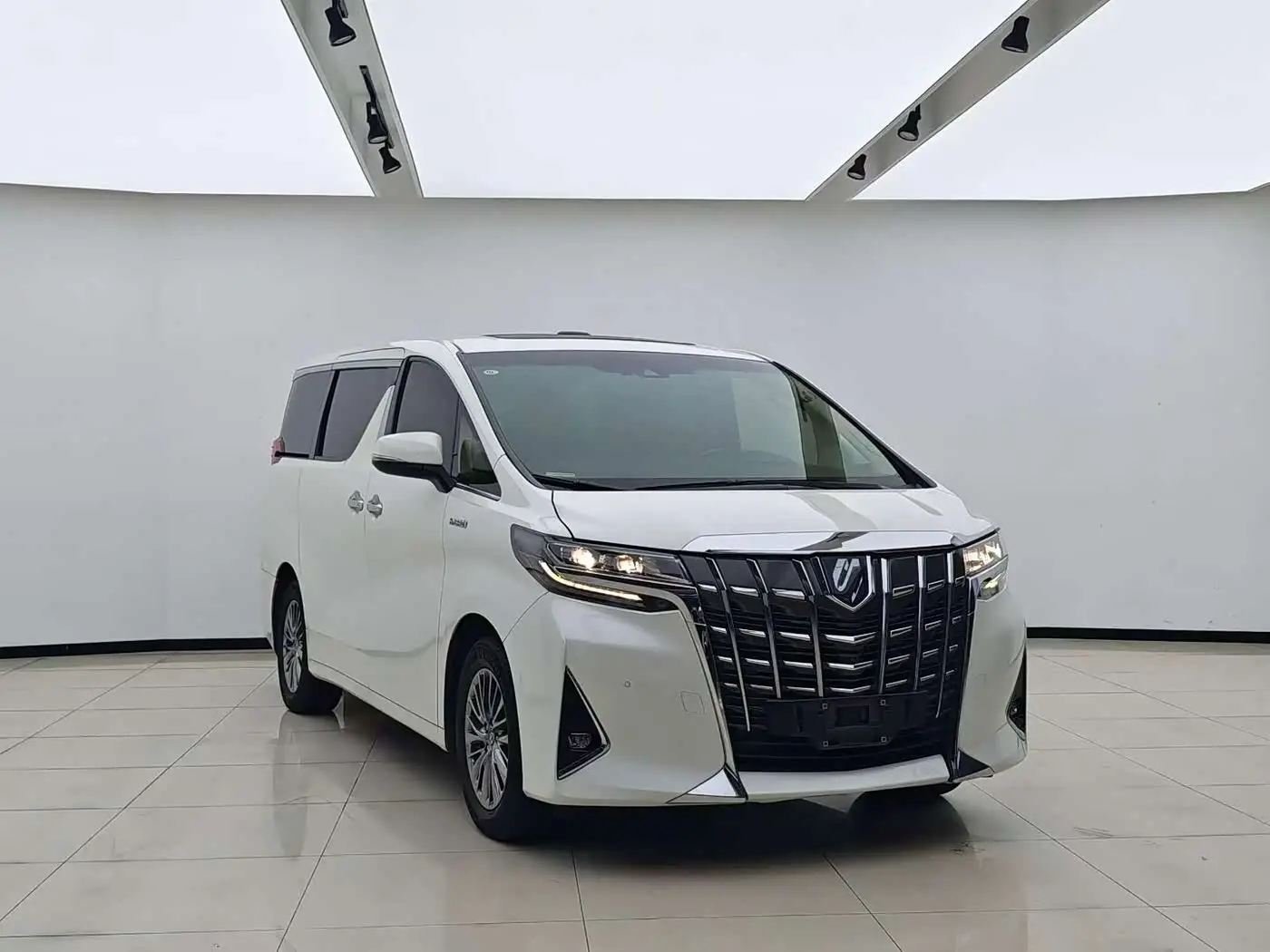 Toyota Alphard 2021 — Фото 2/9