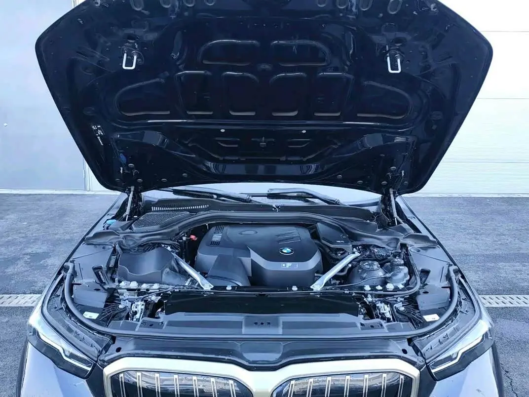 BMW 5 Series 2025 — Photo 13/15
