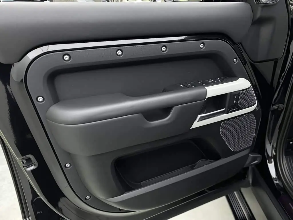 Land Rover Defender 2023 — Photo 18/20
