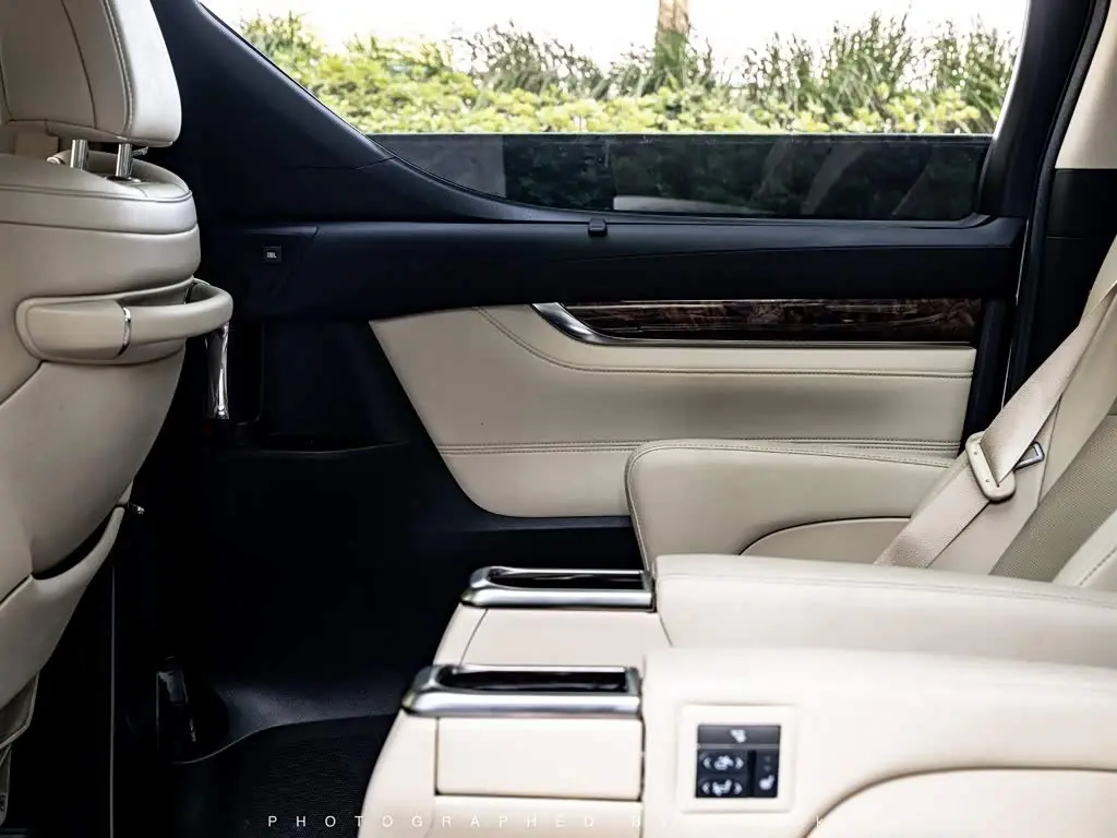Toyota Alphard 2021 — Photo 13/16