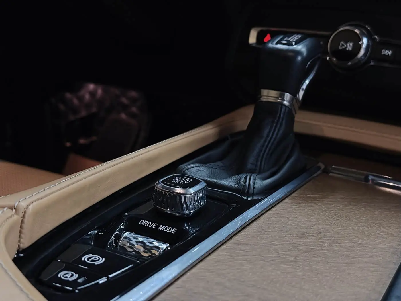 Volvo XC90 2018 — Photo 12/17