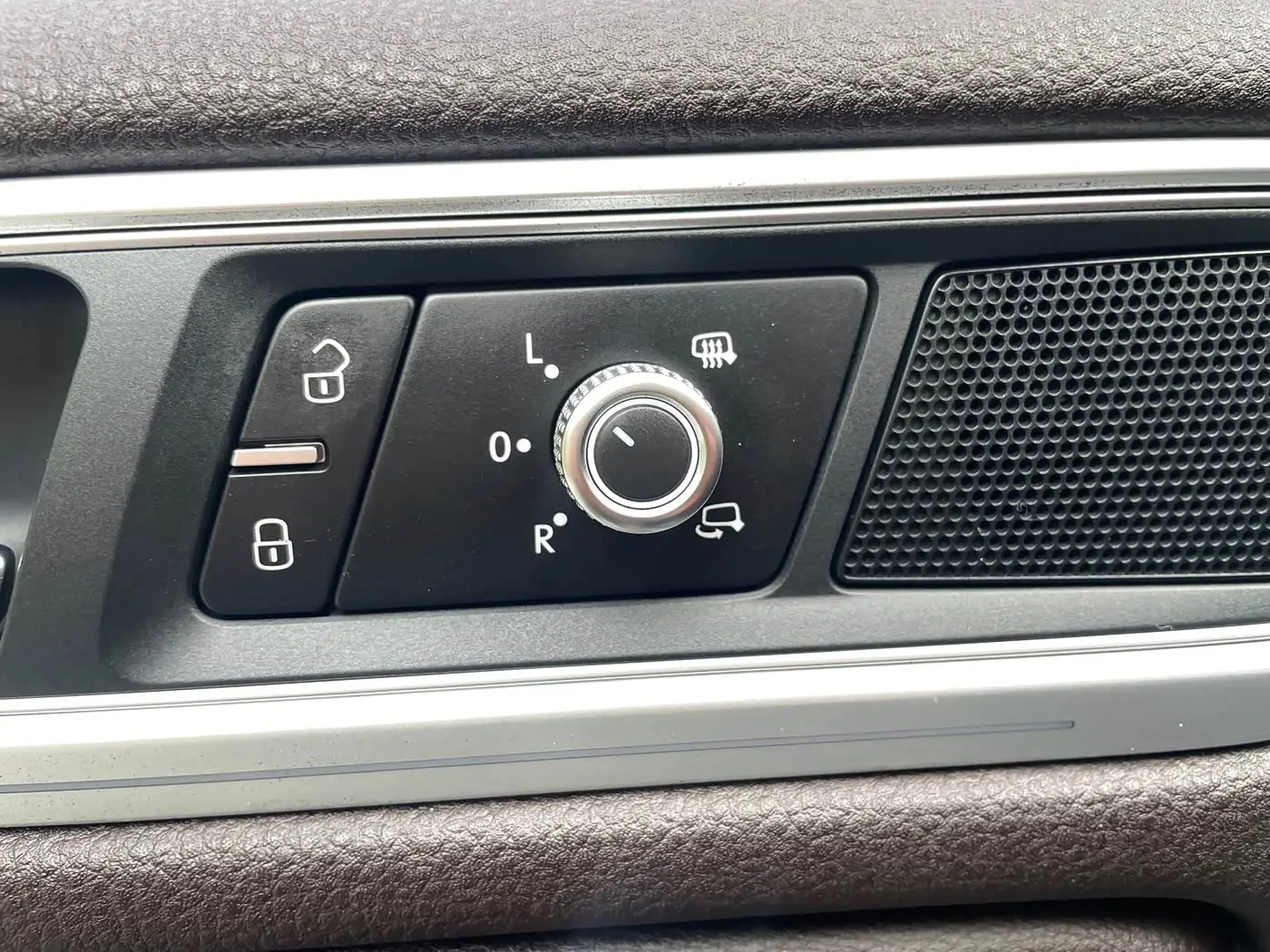Volkswagen Touareg 2017 — Şəkil 17/19