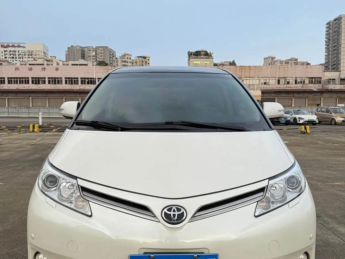 Toyota Previa 2013 — Photo 2/12