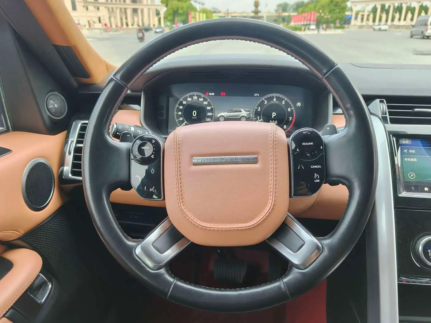Land Rover Discovery 2020 — Фото 15/16
