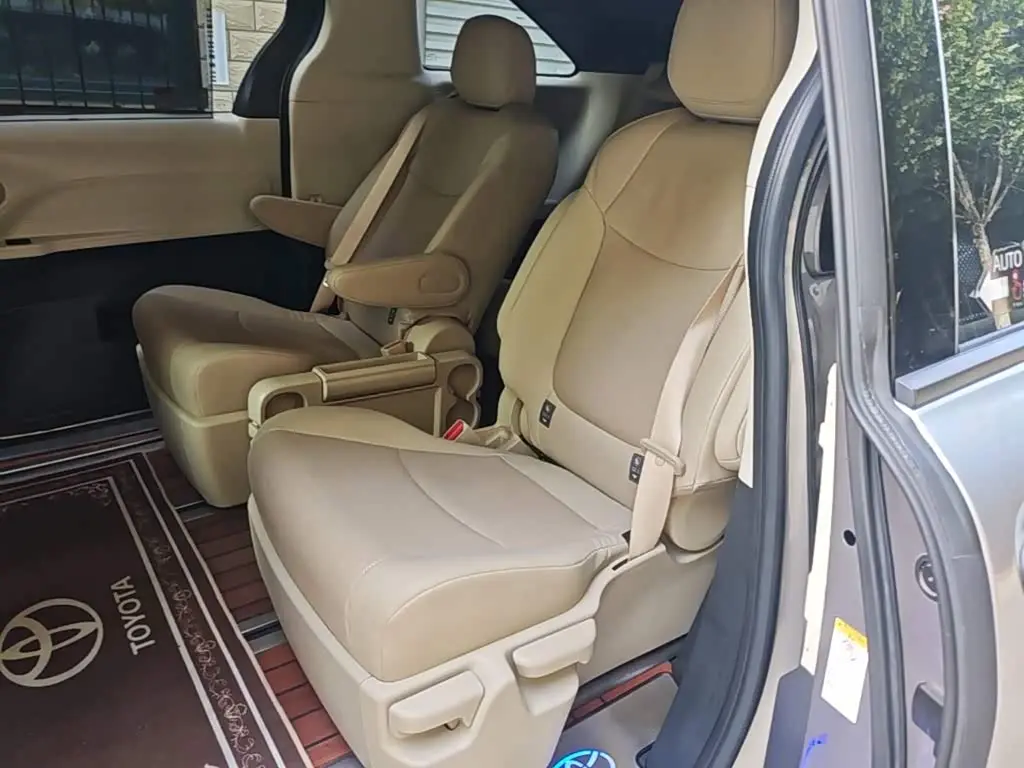 Toyota Sienna 2022 — Photo 16/19
