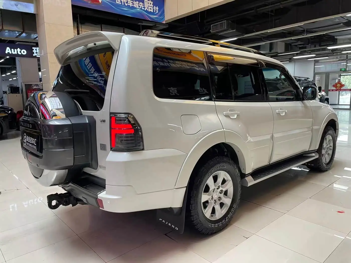 Mitsubishi Pajero 2017 — Photo 6/18