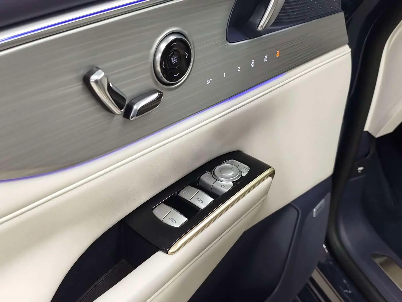 Buick GL8 New Energy 2025 — Photo 12/17