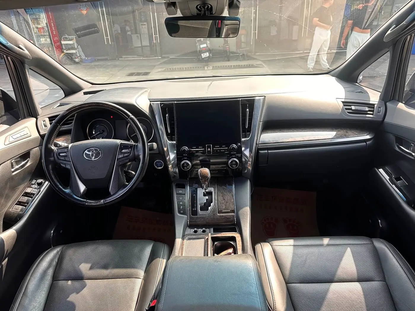 Toyota Alphard 2022 — Photo 6/11