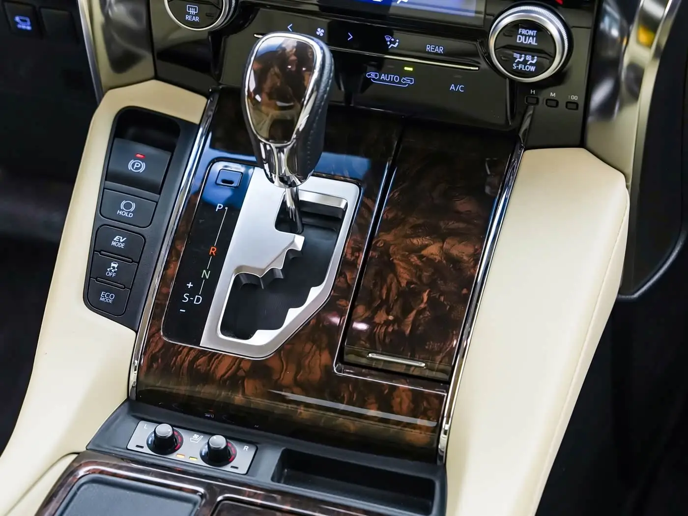 Toyota Alphard 2019 — Photo 13/20