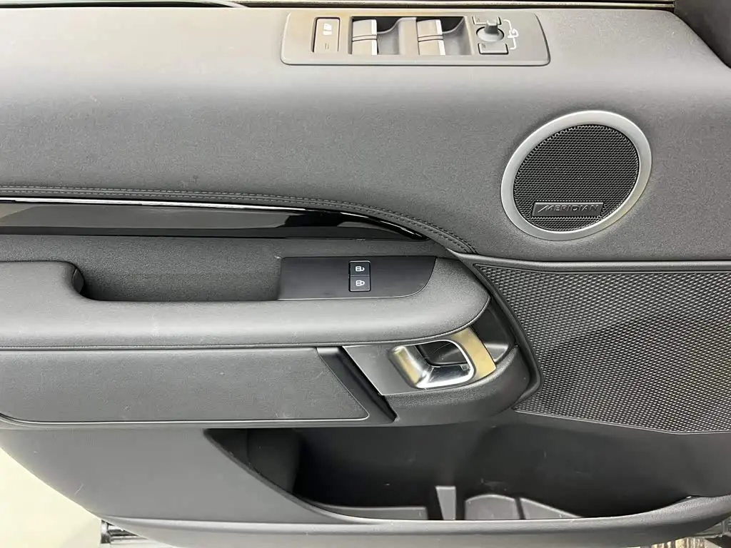 Land Rover Discovery 2024 — Photo 17/20