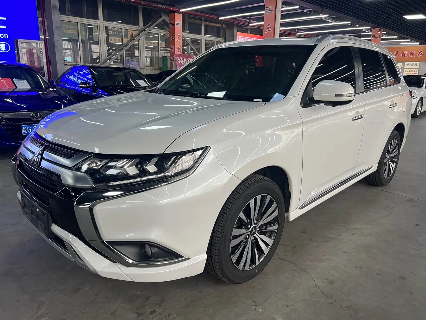 Mitsubishi Outlander 2021 — Photo 1/19