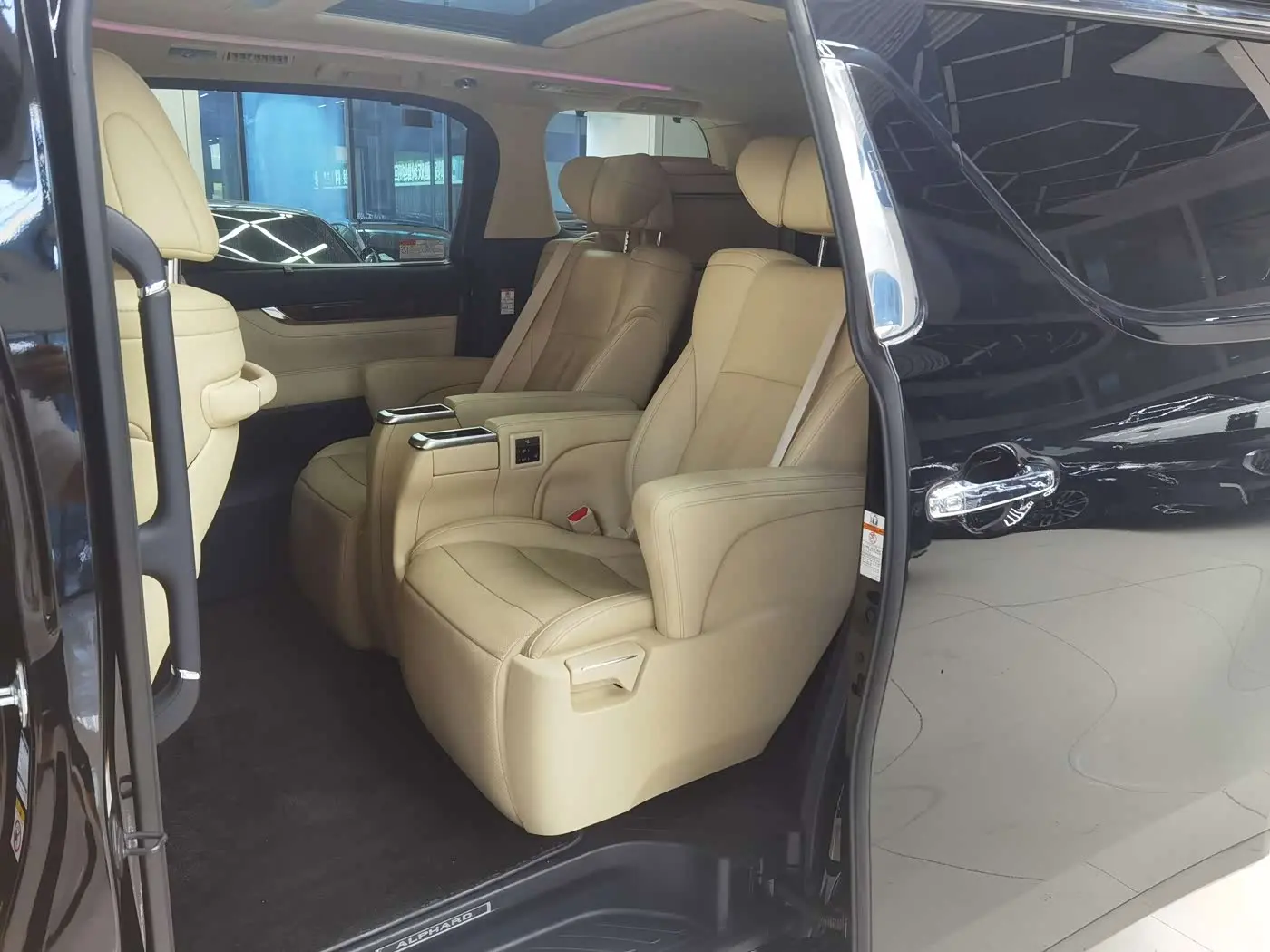 Toyota Alphard 2019 — Photo 5/12