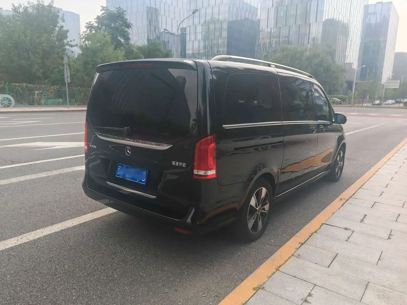 Mercedes-Benz V-Class 2023 — Photo 4/20