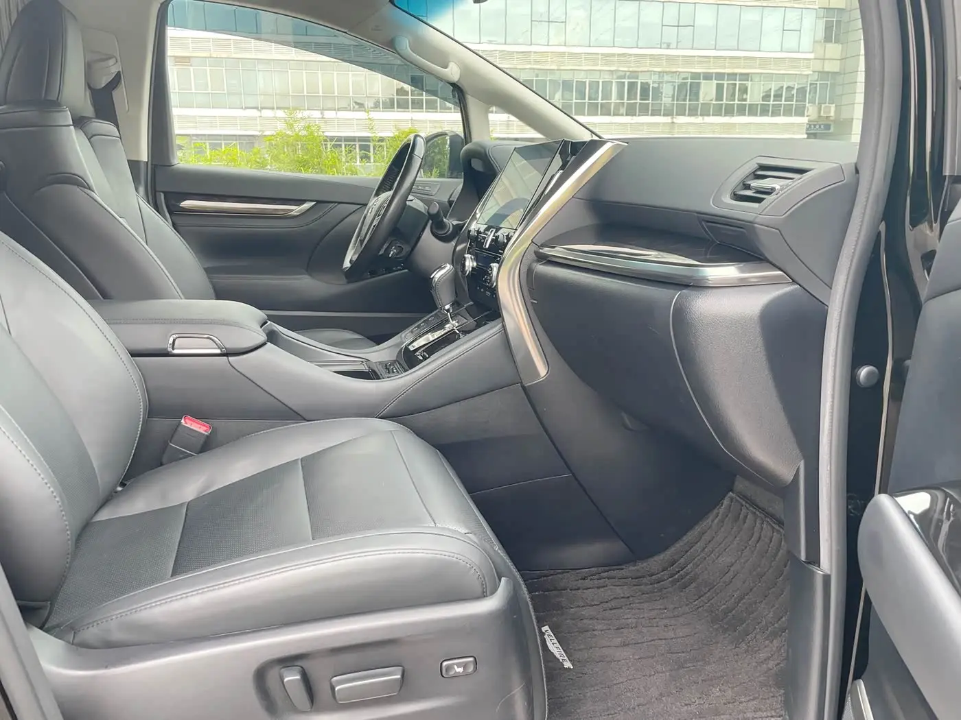 Toyota Vellfire 2022 — Photo 5/12