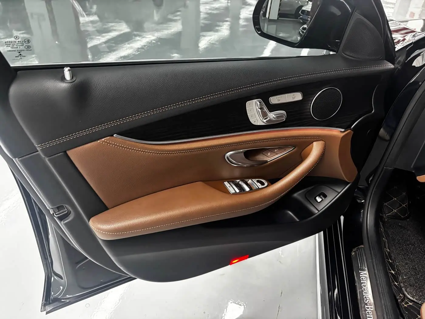 Mercedes-Benz E-Class 2022 — Photo 5/14