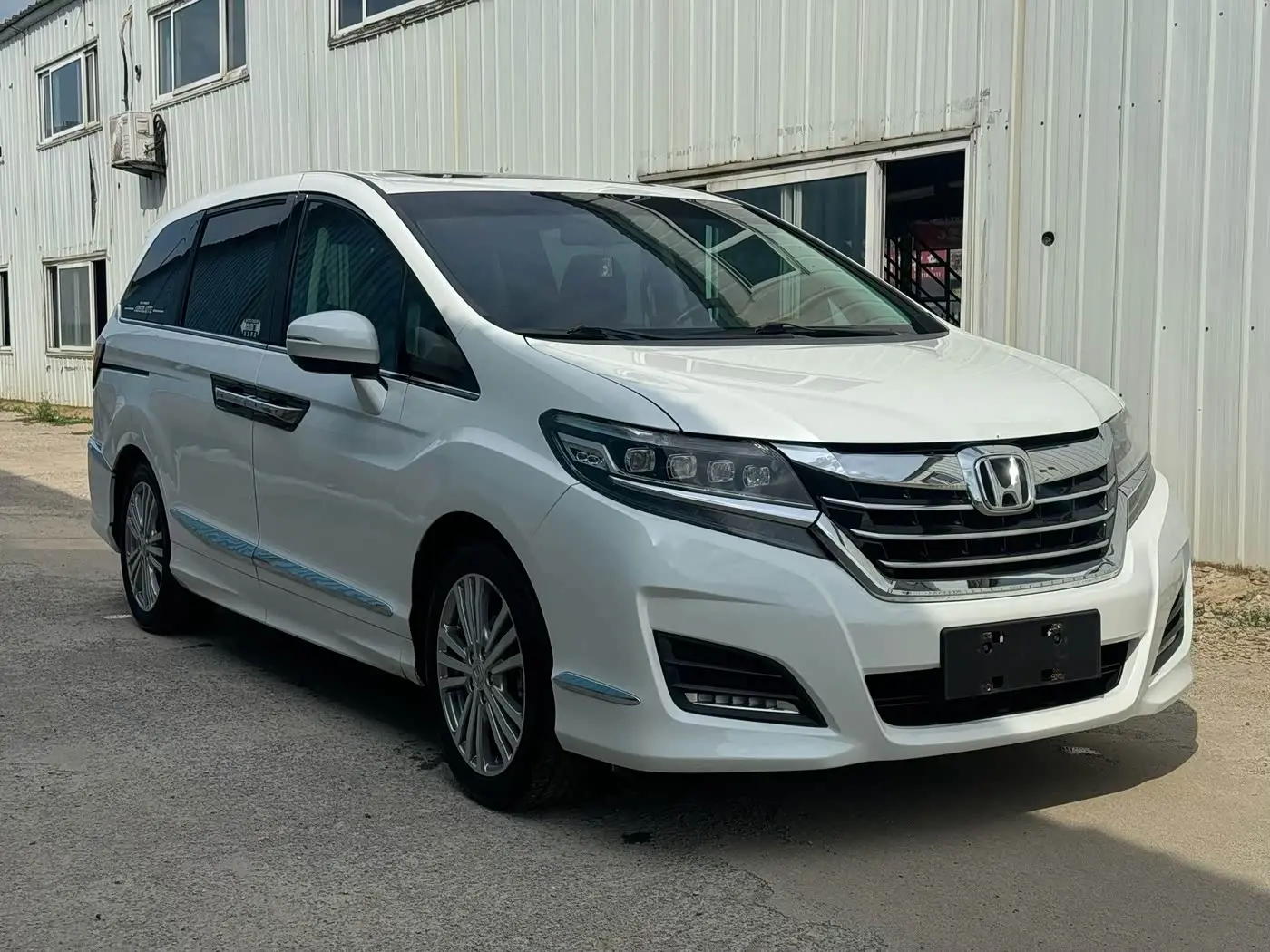 Honda Elysion 2017 — Photo 1/9