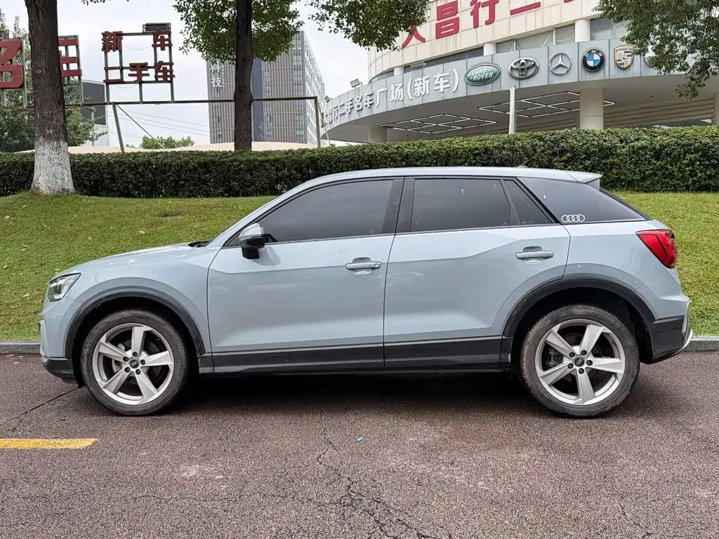 Audi Q2L 2022 — Фото 3/14