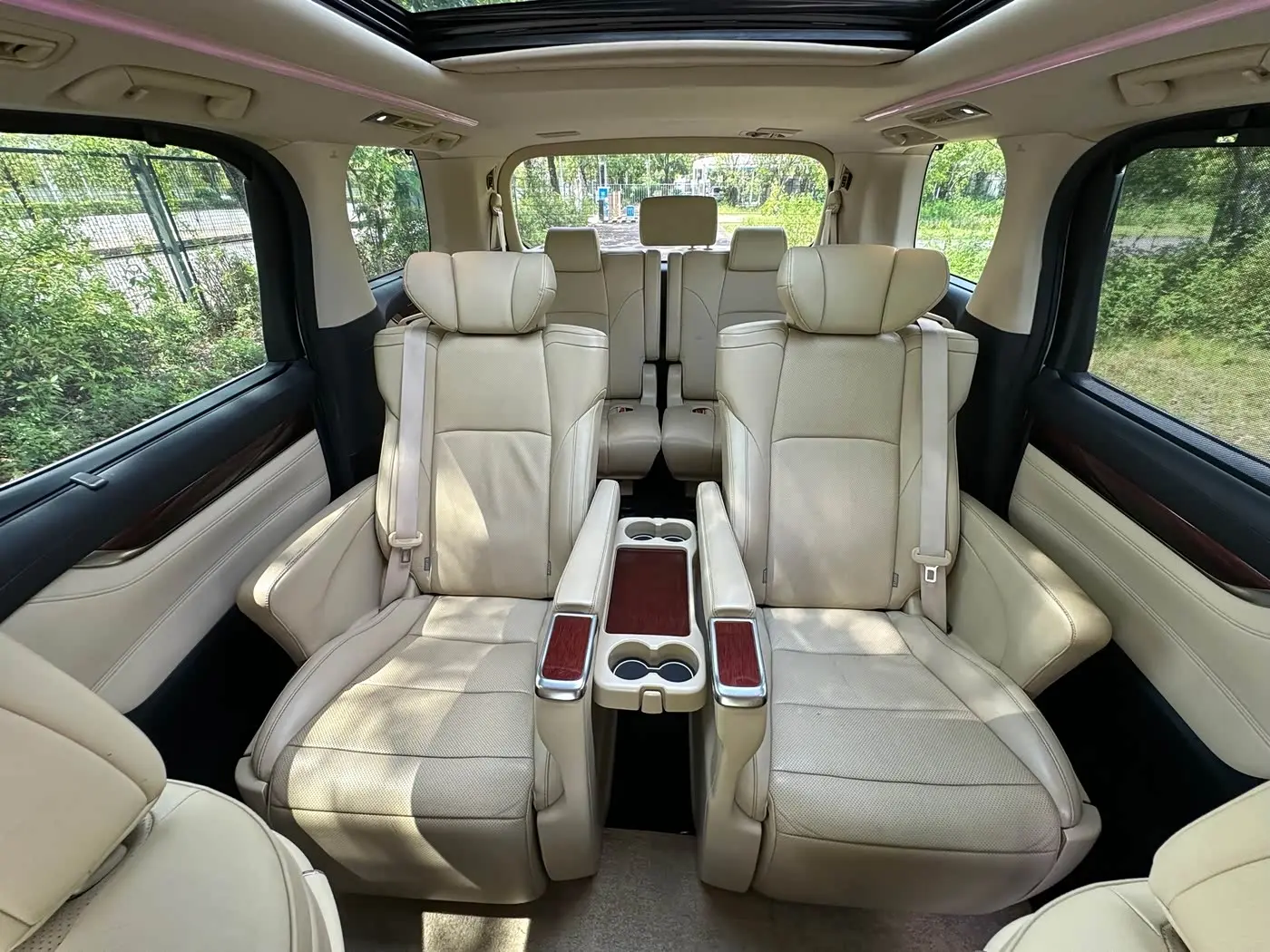 Toyota Alphard 2017 — Photo 19/19