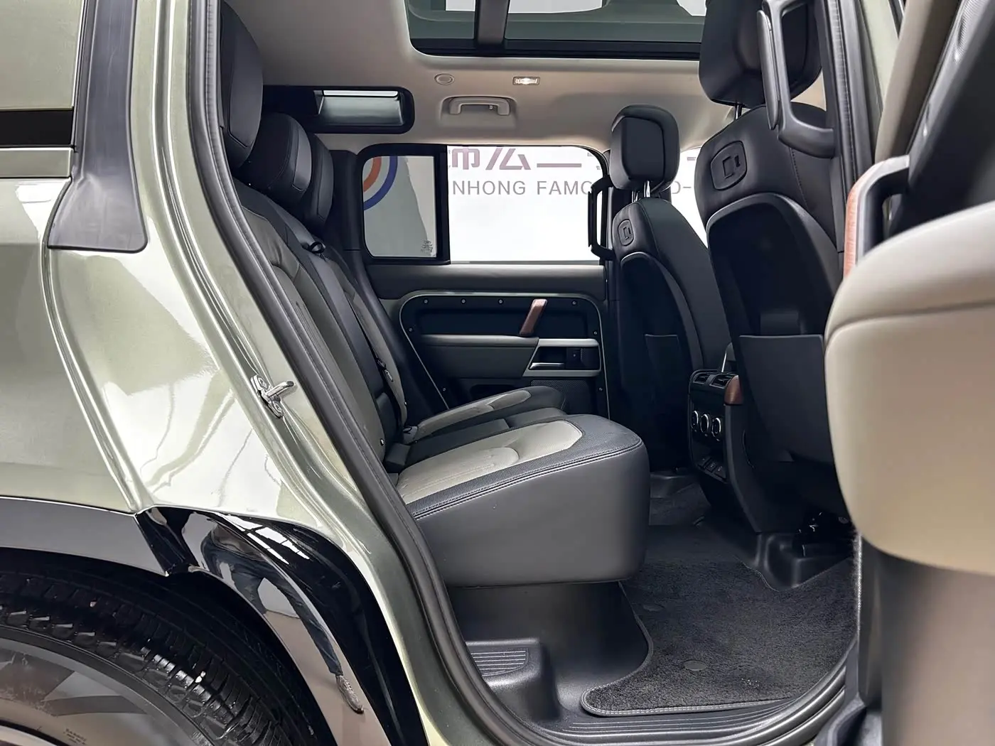 Land Rover Defender 2022 — Photo 17/20