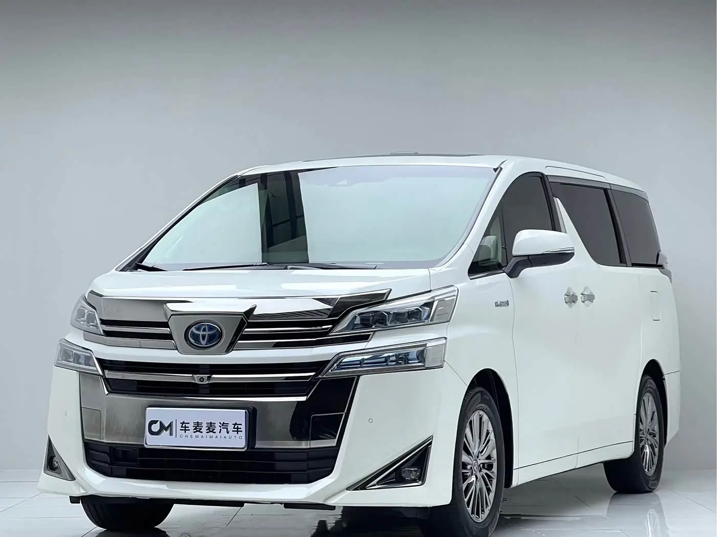 Toyota Vellfire 2019 — Фото 1/10