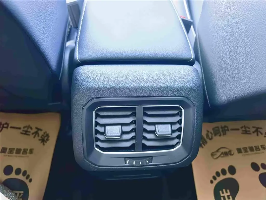 Volkswagen Tiguan L 2025 — Photo 10/15