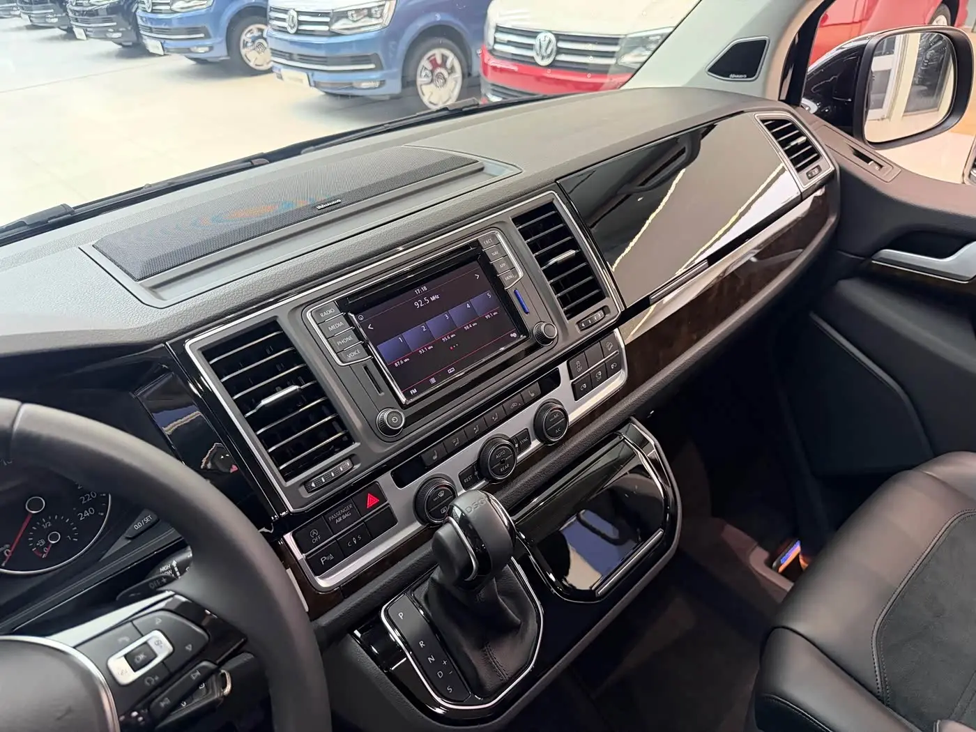 Volkswagen Multivan 2020 — Photo 9/20