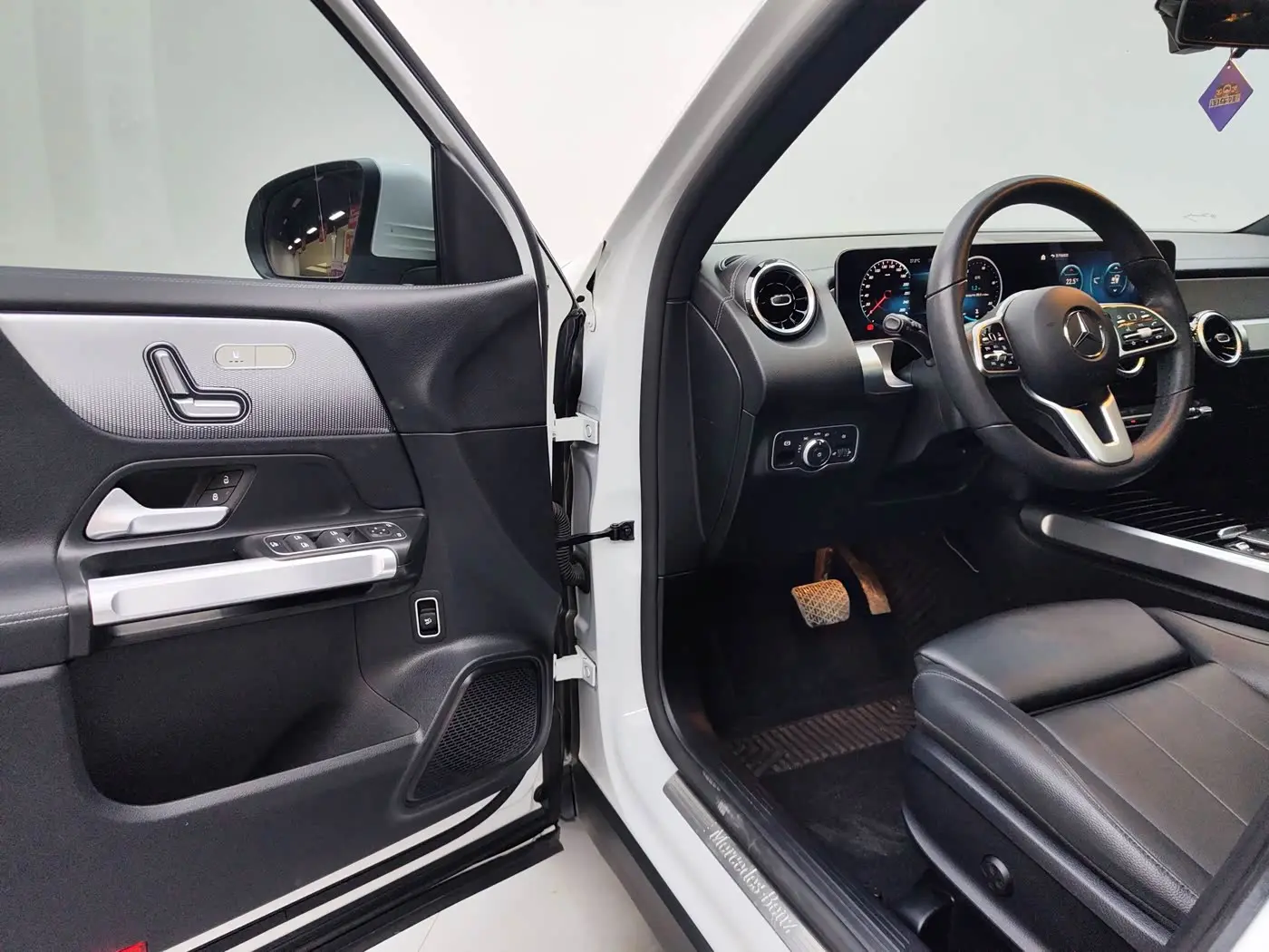 Mercedes-Benz GLB 2020 — Photo 7/20