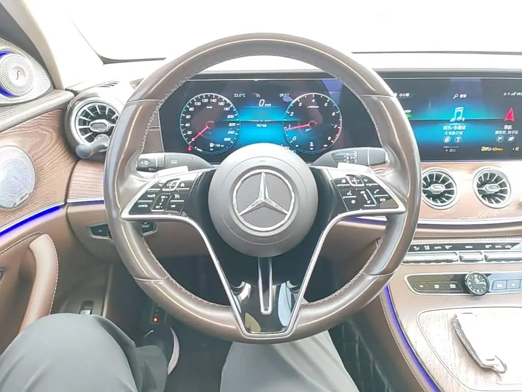 Mercedes-Benz E-Class 2022 — Photo 10/19