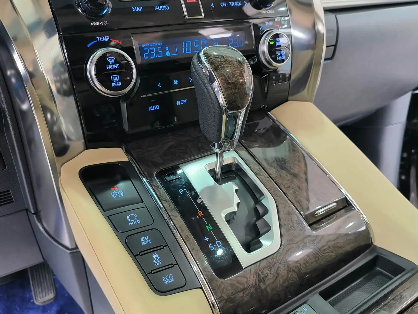 Toyota Alphard 2021 — Photo 10/20