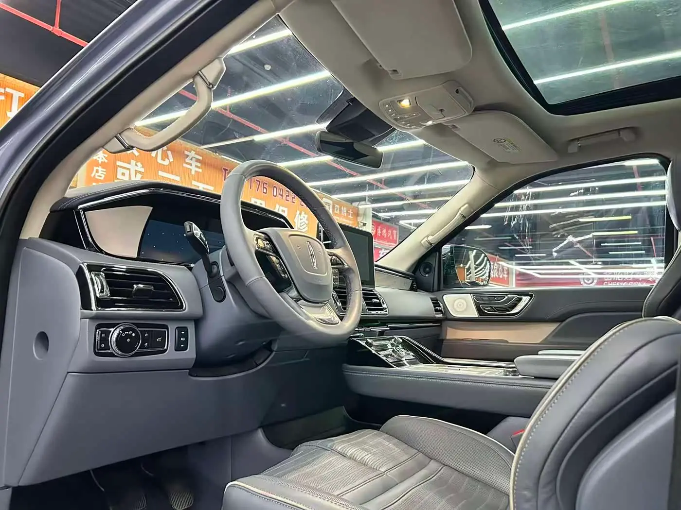 Lincoln Navigator 2018 — Photo 6/19
