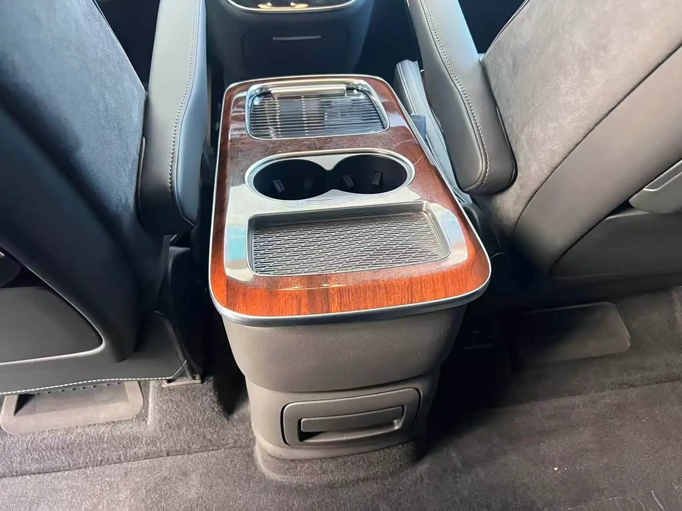 Hongqi HQ9 PHEV 2024 — Şəkil 19/20