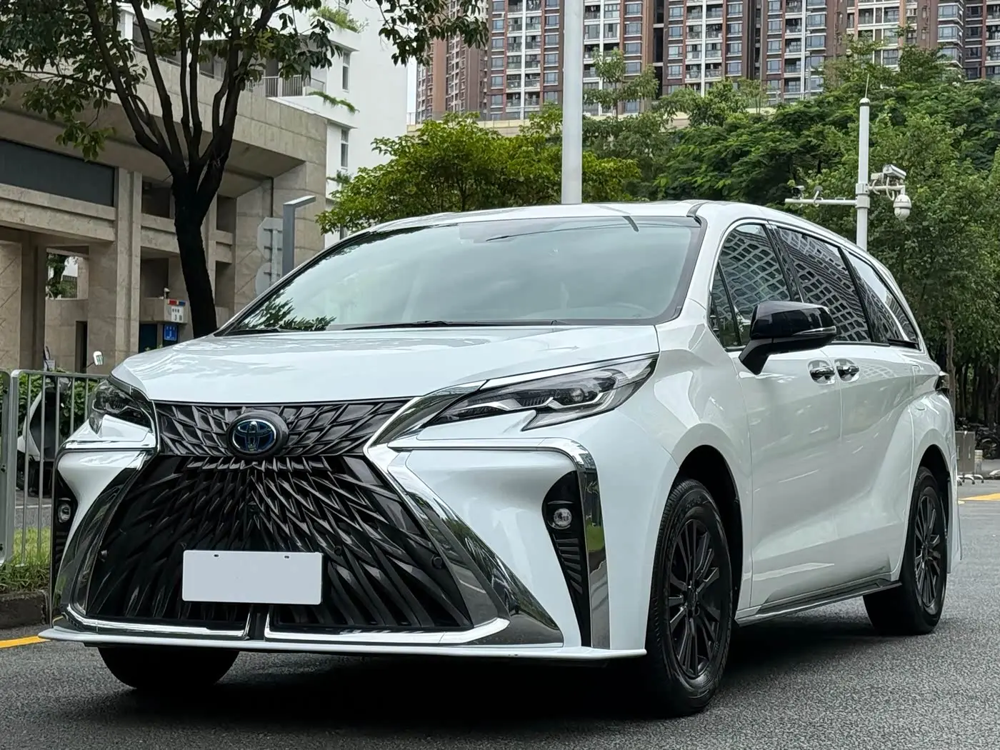 Toyota Sienna 2023 — Фото 1/20