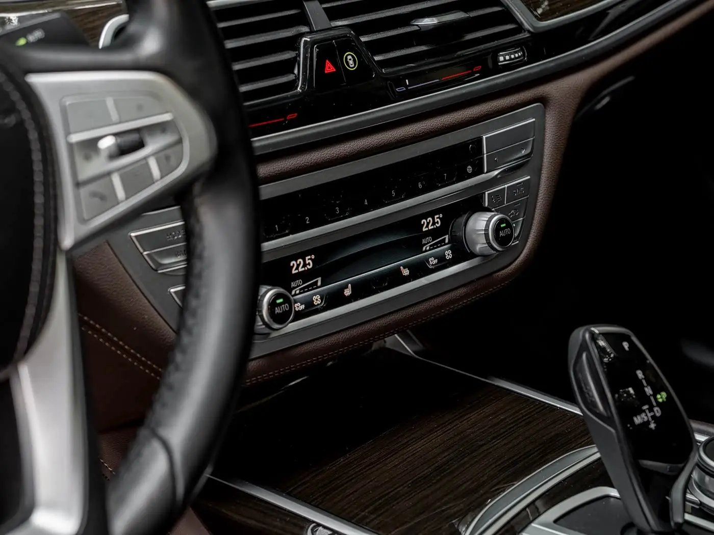 BMW 7 Series 2021 — Photo 8/17