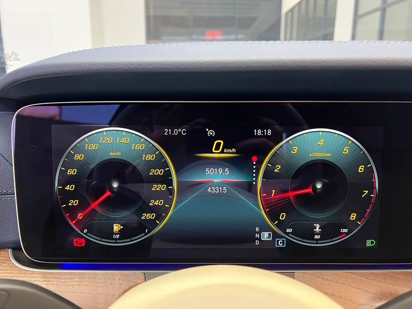 Mercedes-Benz E-Class 2022 — Photo 12/20