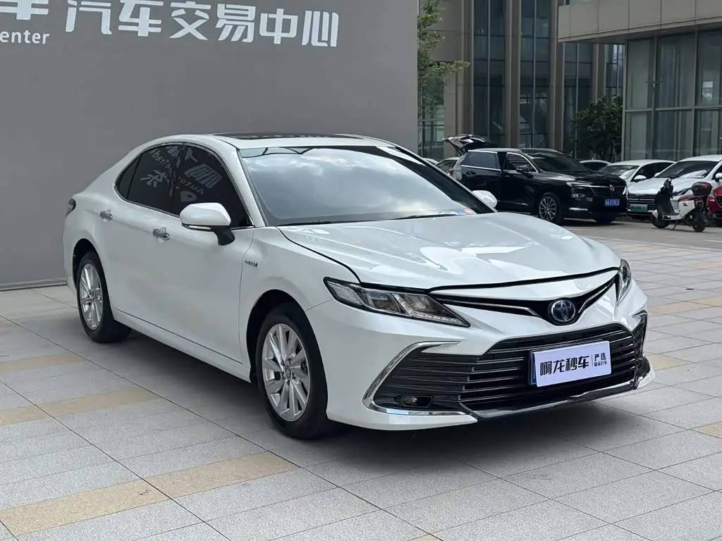 Toyota Camry 2023 — Photo 3/20