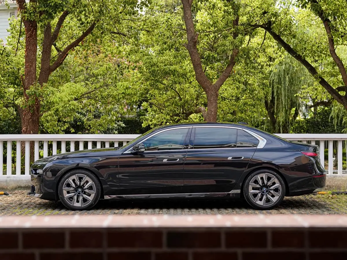 BMW 7 Series 2023 — Photo 9/20