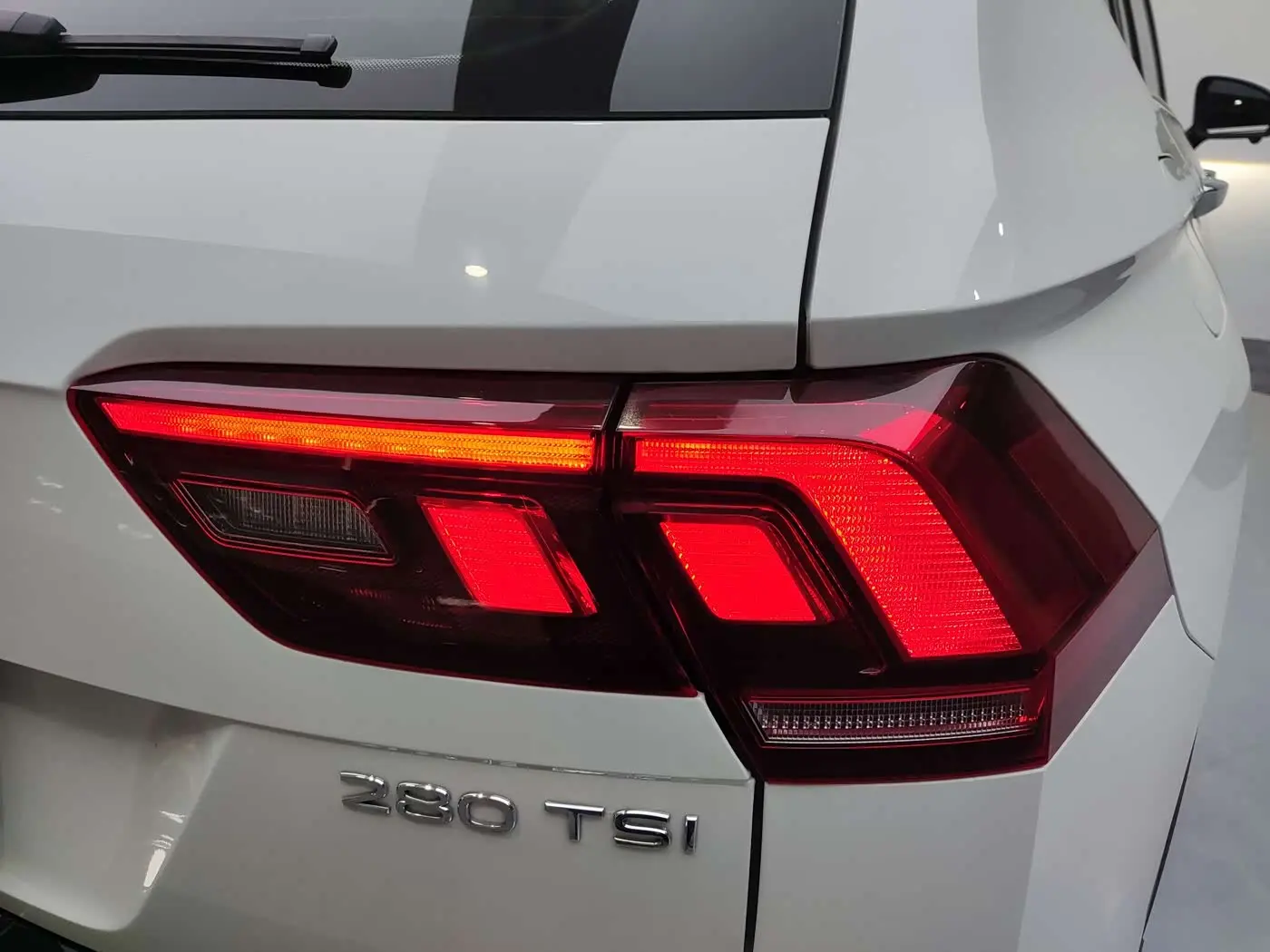 Volkswagen Tiguan L 2023 — Photo 8/18