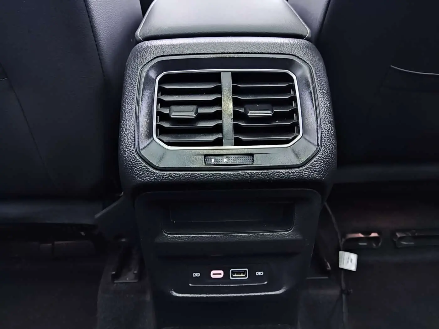 Volkswagen Tiguan L 2023 — Photo 12/18