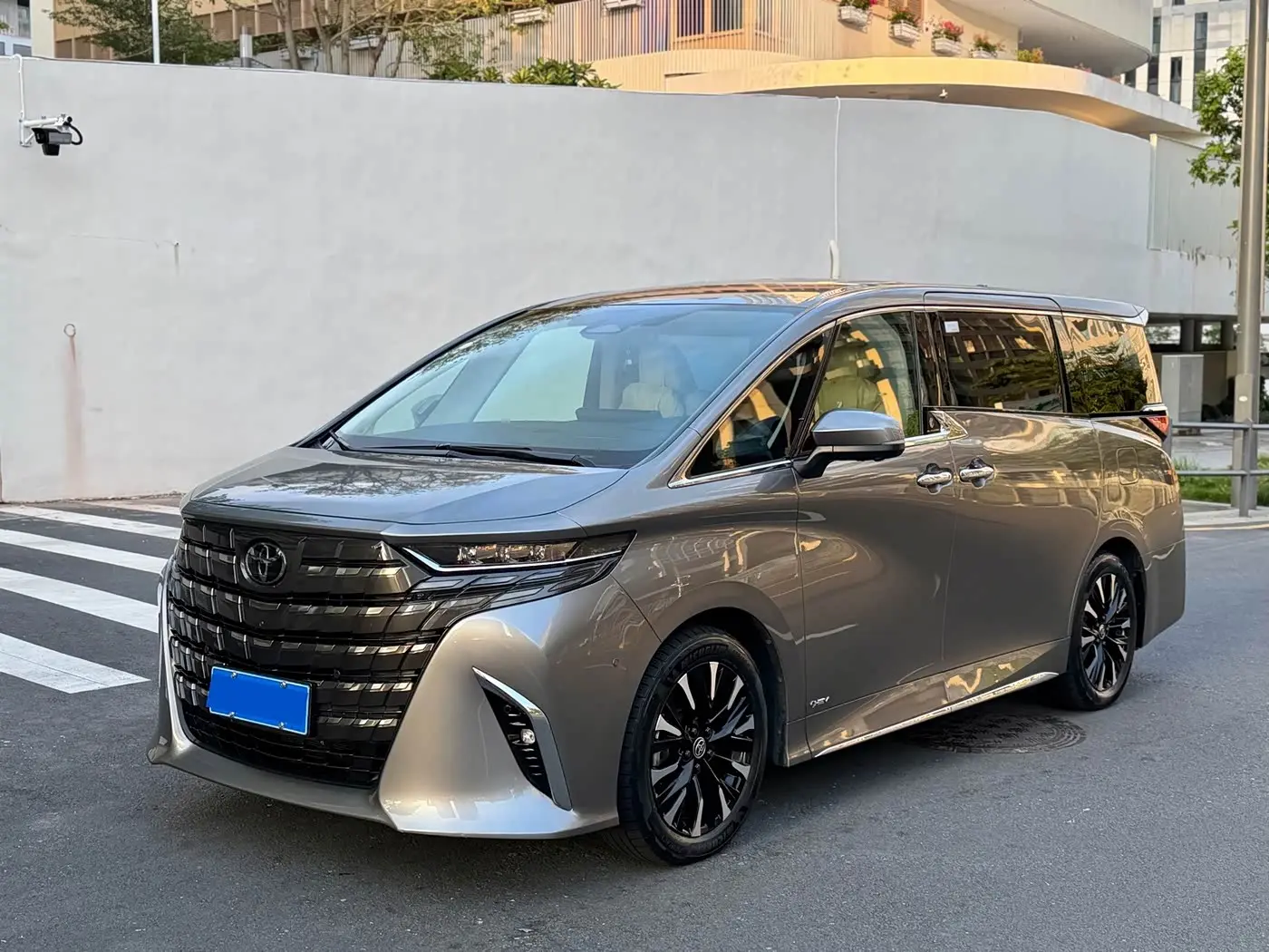 Toyota Alphard 2023 — Photo 1/19