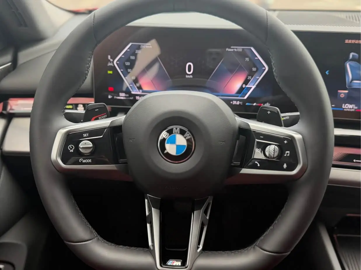 BMW 5 Series 2025 — Photo 12/17