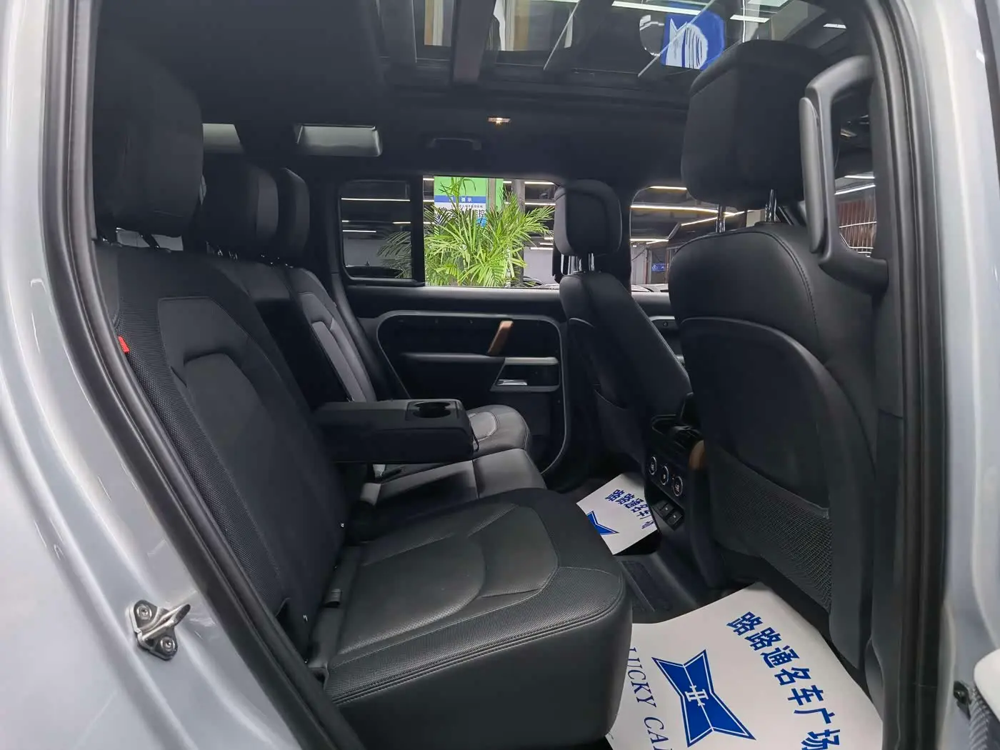 Land Rover Defender 2023 — Photo 9/20