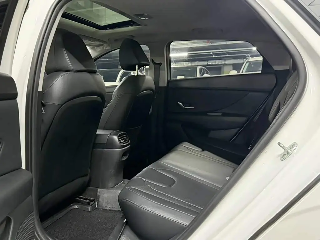 Hyundai Elantra 2023 — Photo 8/15