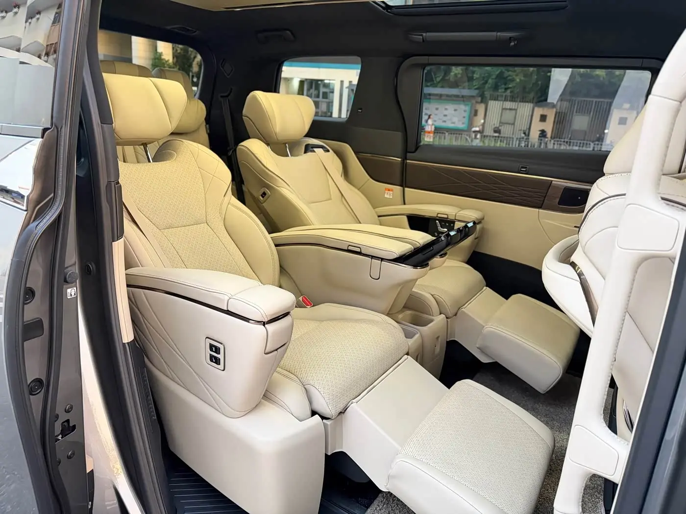 Toyota Alphard 2023 — Photo 8/19