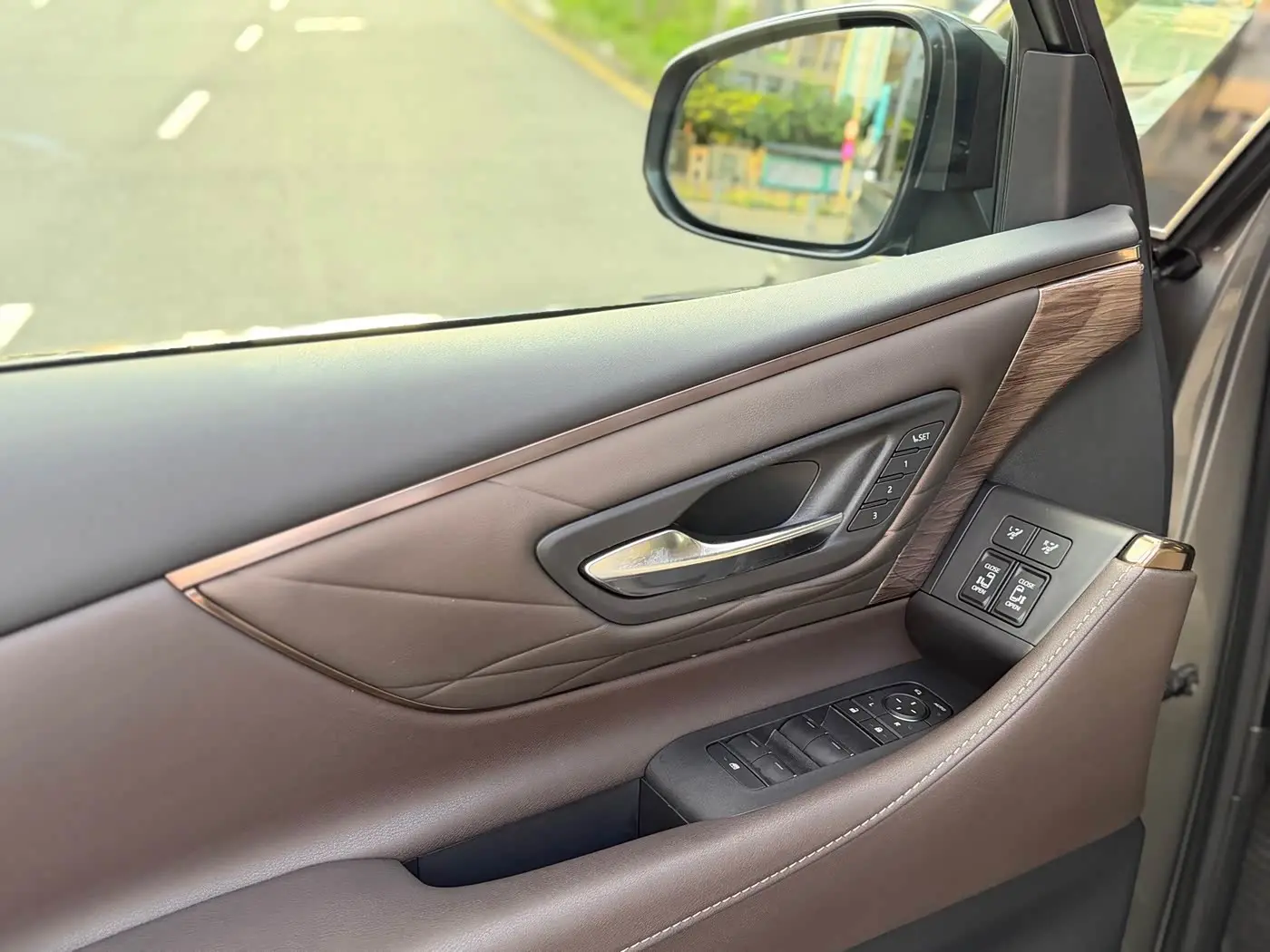 Toyota Alphard 2023 — Photo 14/19